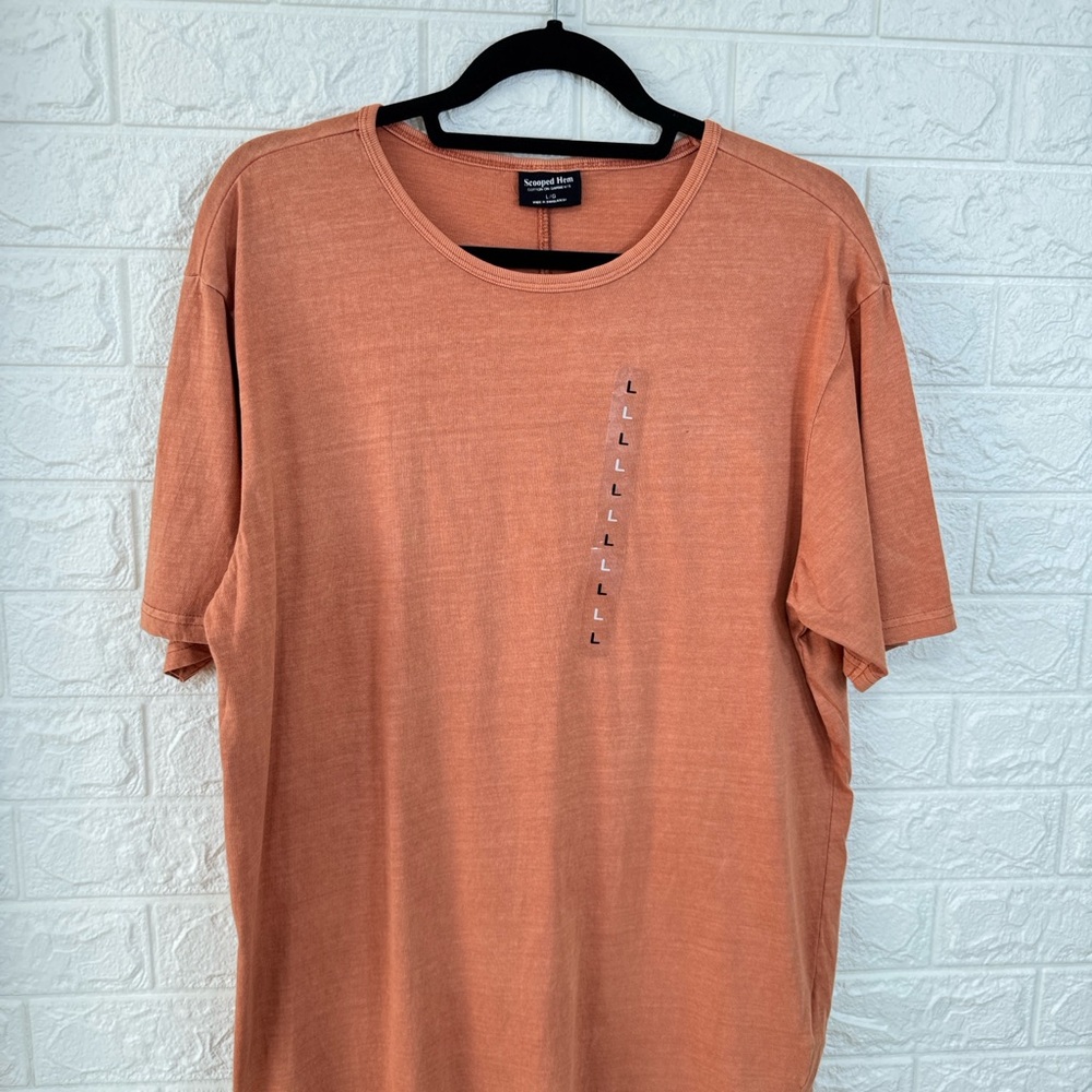 Scooped Hem. Size L. Unisex T-Shirt
